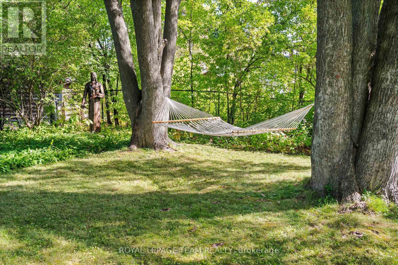 1601 Apeldoorn Avenue, Ottawa, ON - Outdoor