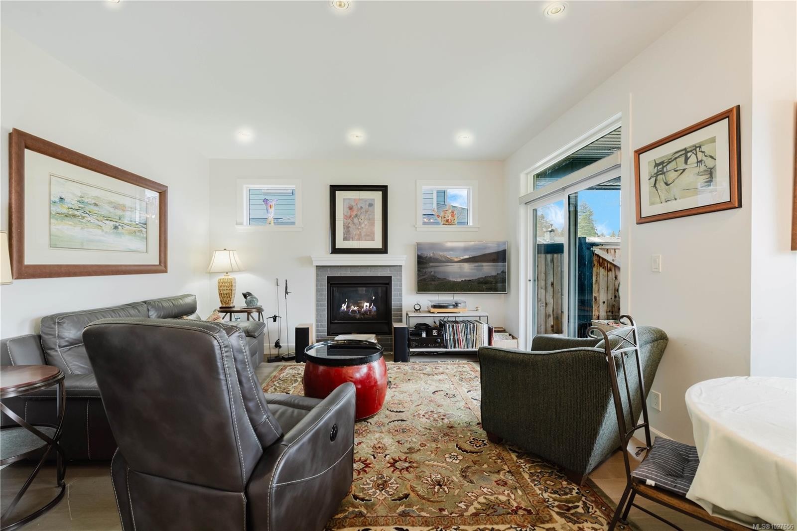 5869 Deuchars Dr, Duncan, BC - Indoor Photo Showing Living Room With Fireplace