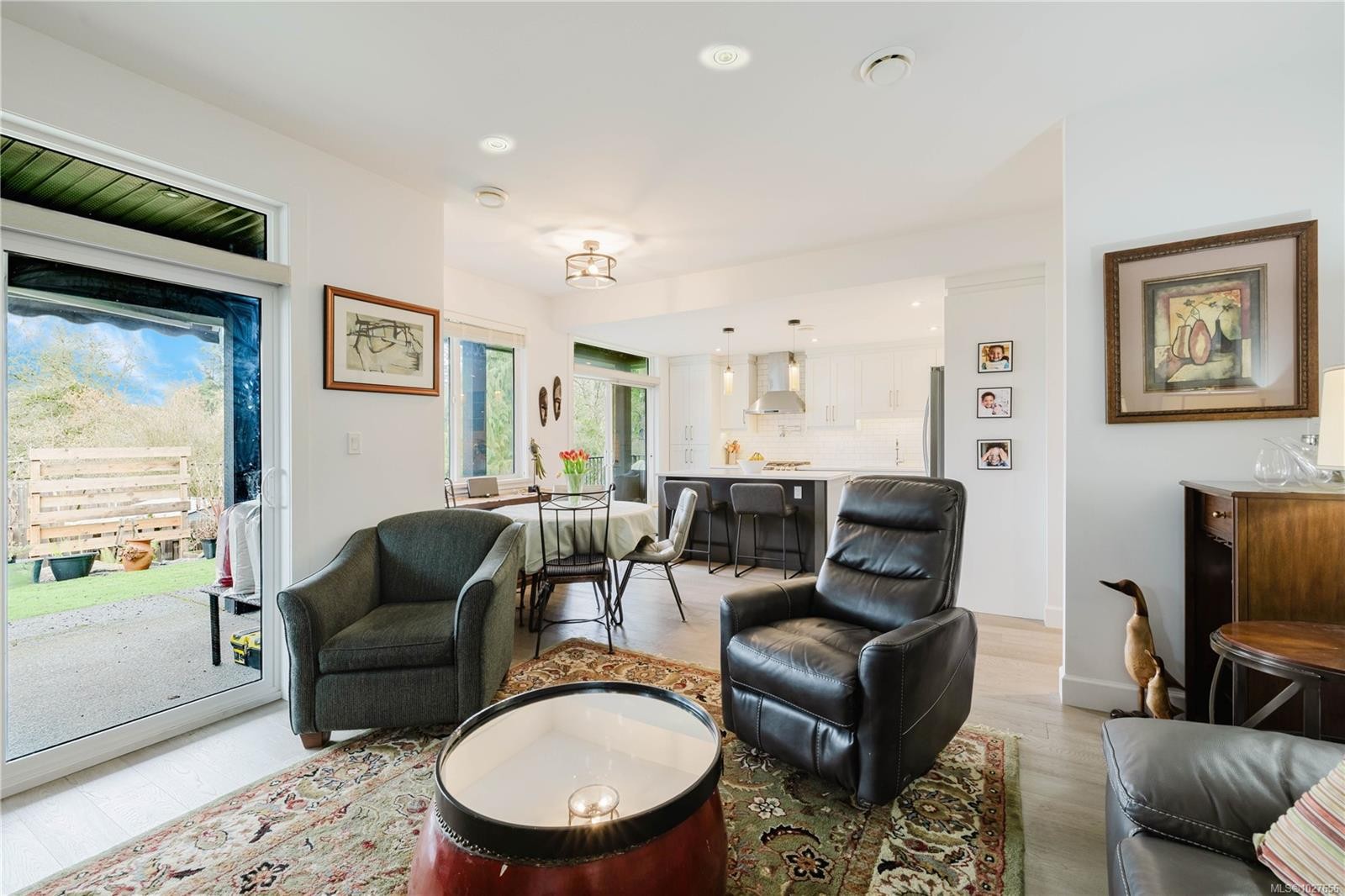 5869 Deuchars Dr, Duncan, BC - Indoor Photo Showing Living Room
