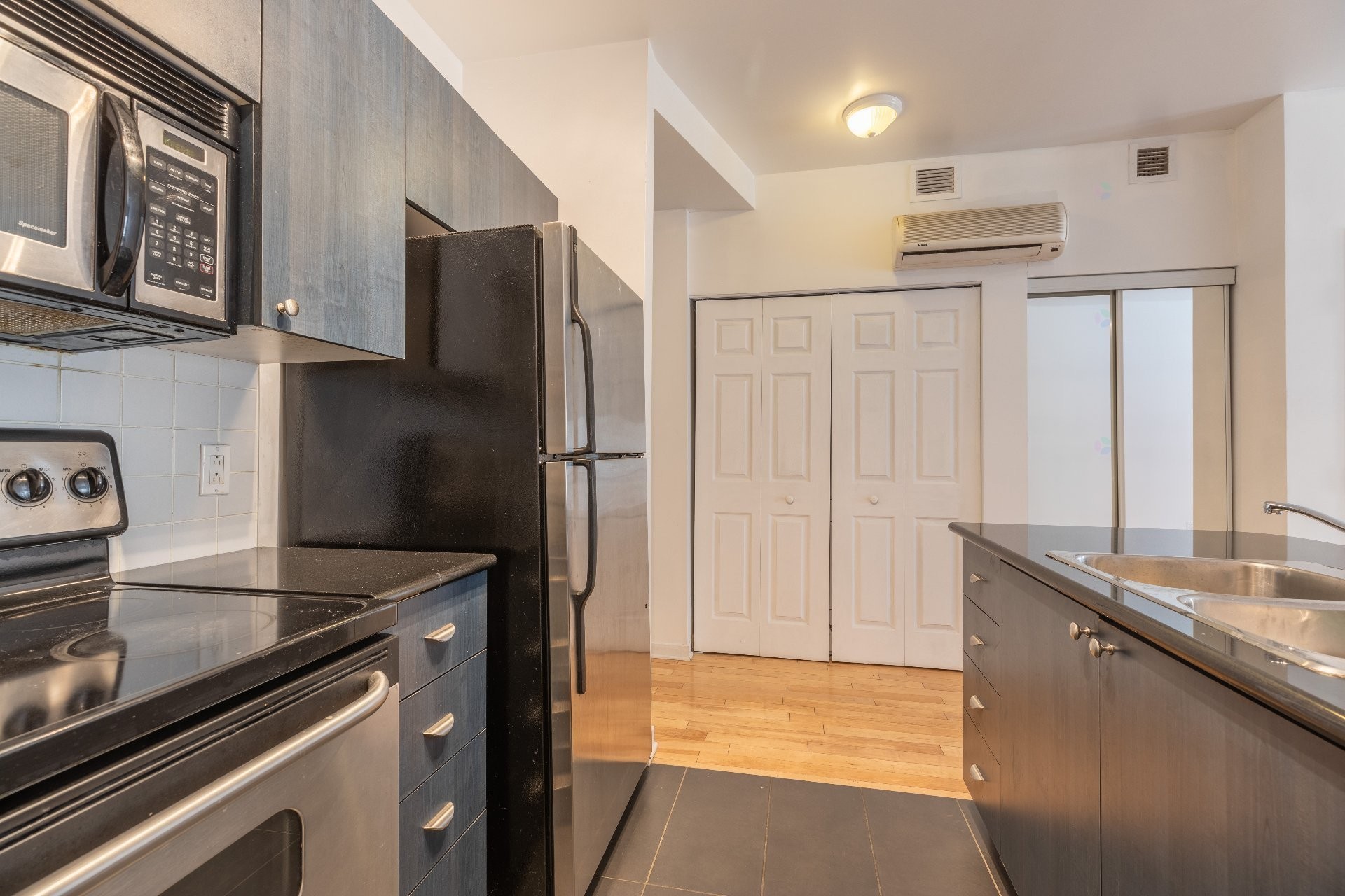 Cuisine - 202-1080 Rue Anderson, Montréal (Ville-Marie), QC - Indoor Photo Showing Kitchen