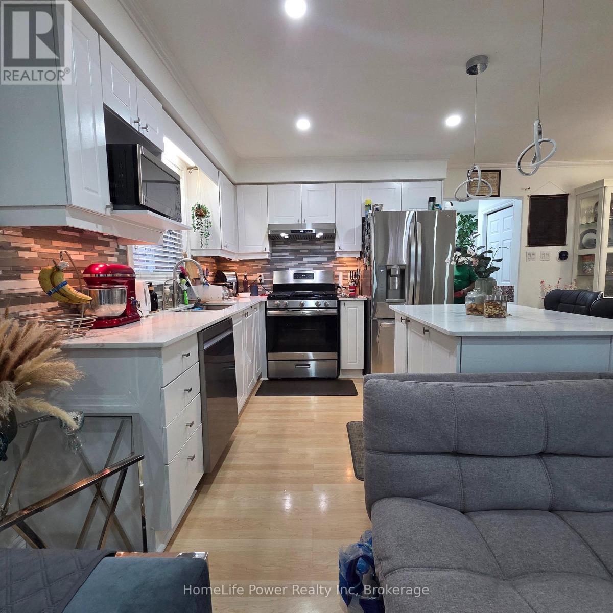 Upper - 23 Schueller Street, Kitchener, ON - Indoor Photo Showing Kitchen With Upgraded Kitchen