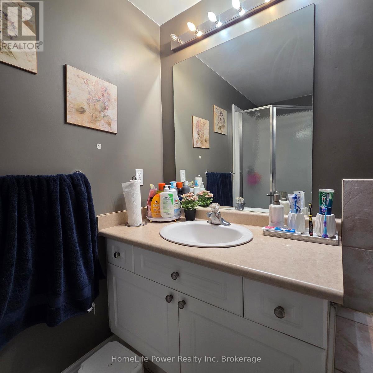 Upper - 23 Schueller Street, Kitchener, ON - Indoor Photo Showing Bathroom
