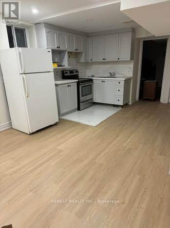 7432 Magistrate Terrace, Mississauga, ON - Indoor Photo Showing Kitchen