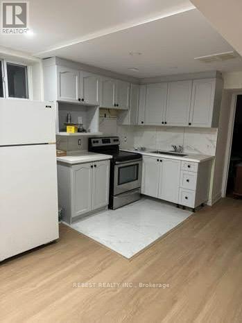 7432 Magistrate Terrace, Mississauga, ON - Indoor Photo Showing Kitchen