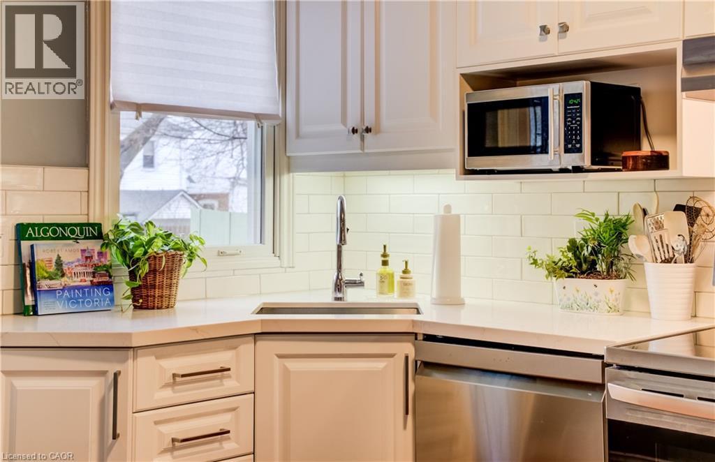 262 Province Street S, Hamilton, ON - Indoor Photo Showing Kitchen With Upgraded Kitchen