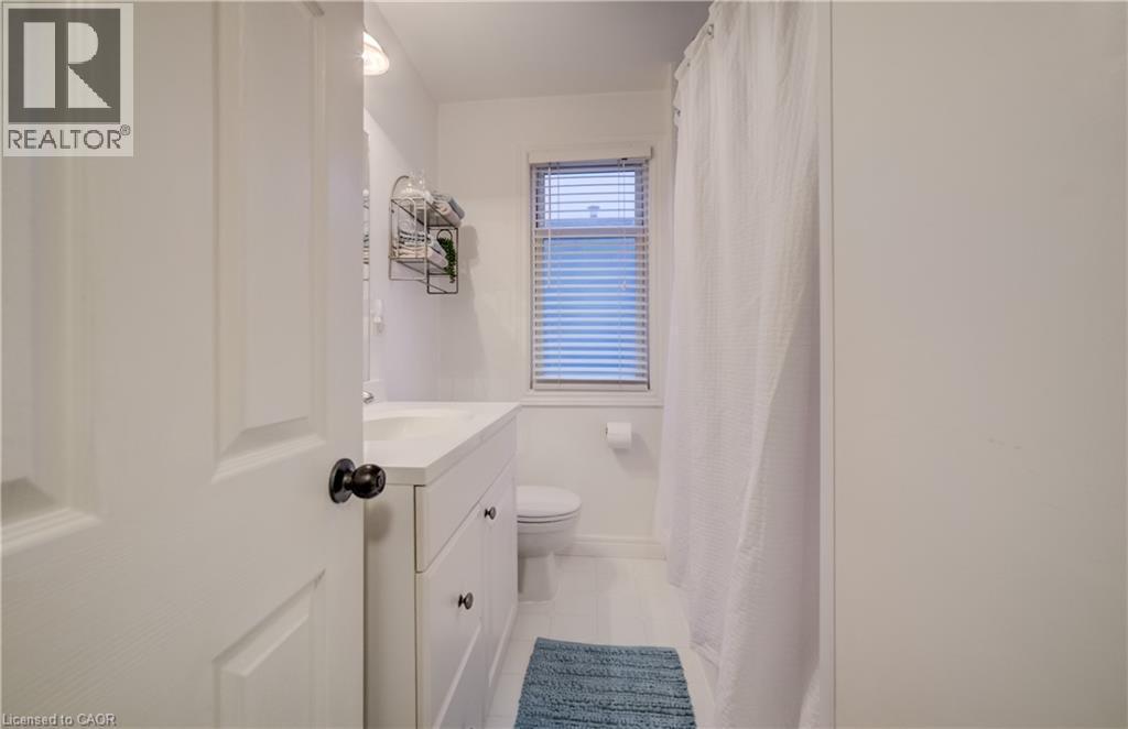 262 Province Street S, Hamilton, ON - Indoor Photo Showing Bathroom
