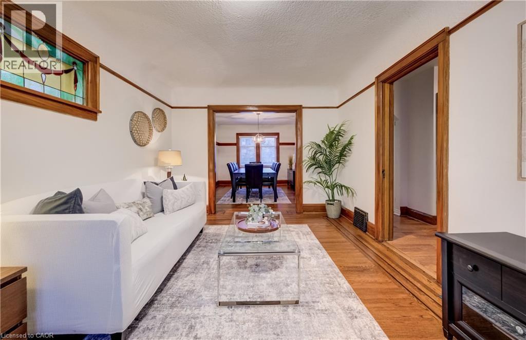 262 Province Street S, Hamilton, ON - Indoor Photo Showing Living Room
