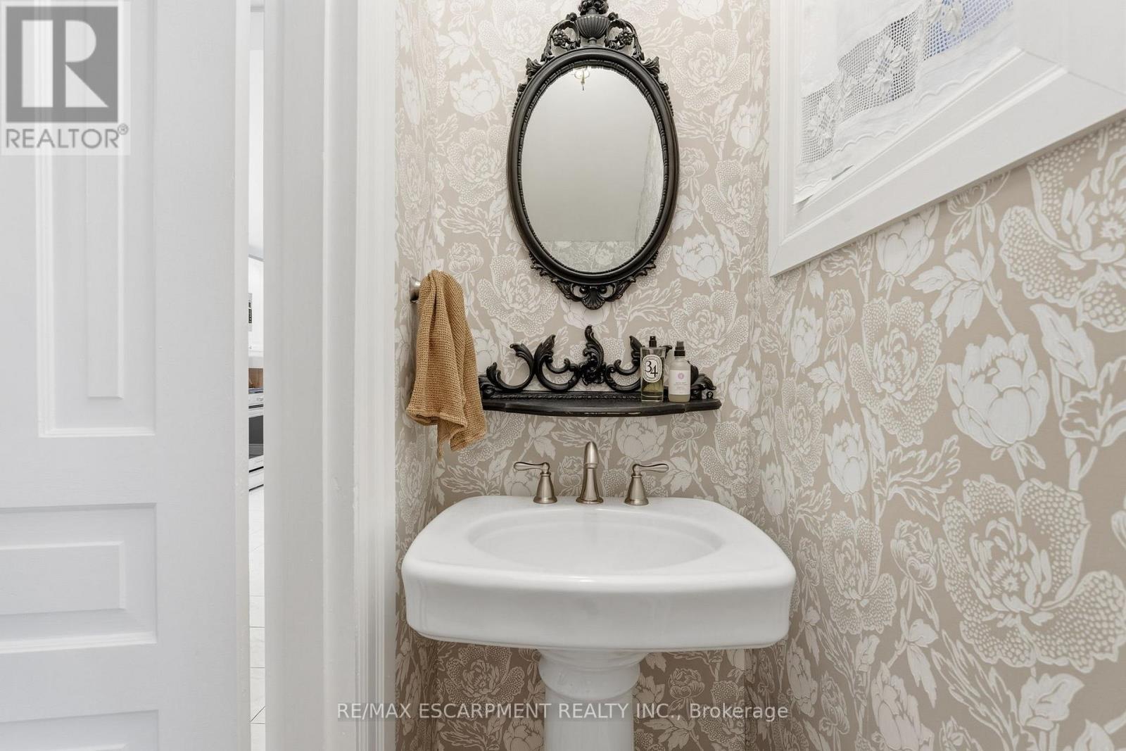 141 Markland Street, Hamilton, ON - Indoor Photo Showing Bathroom