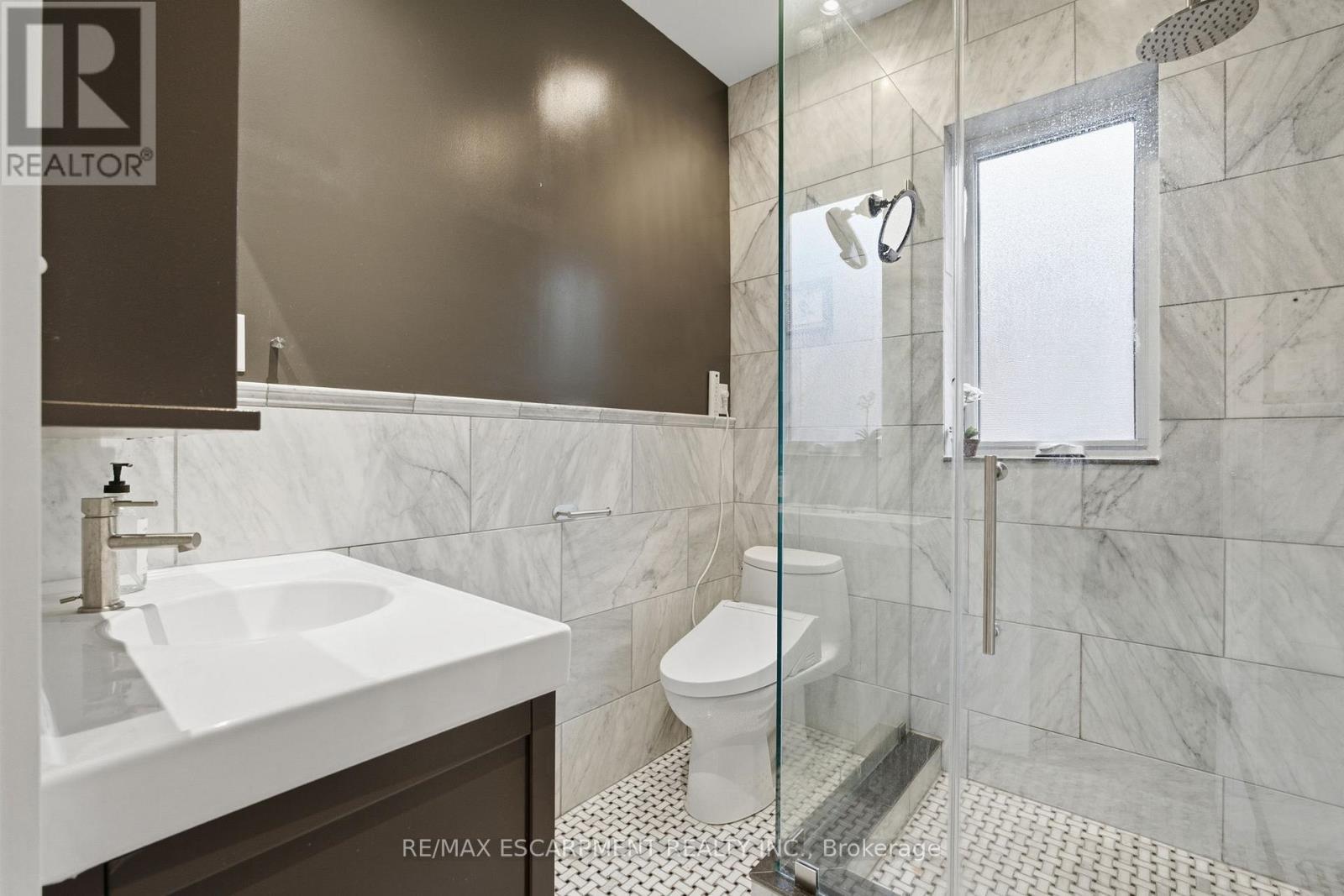 141 Markland Street, Hamilton, ON - Indoor Photo Showing Bathroom