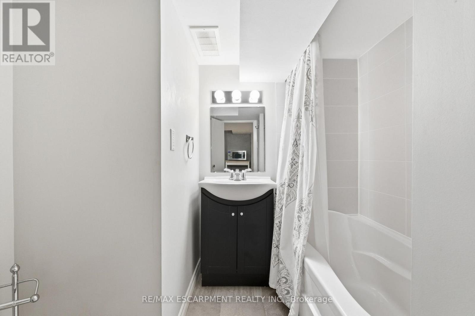 141 Markland Street, Hamilton, ON - Indoor Photo Showing Bathroom