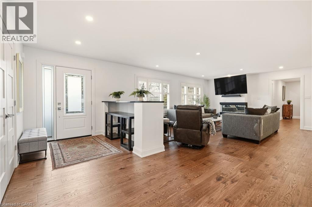 1354 1 Sideroad, Burlington, ON - Indoor Photo Showing Living Room