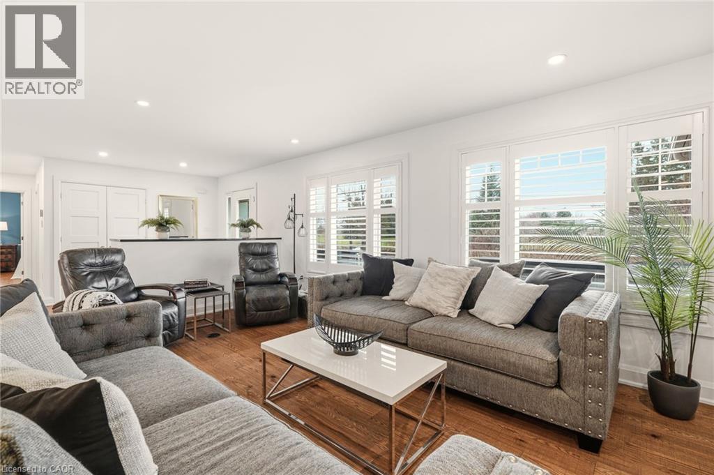 1354 1 Sideroad, Burlington, ON - Indoor Photo Showing Living Room