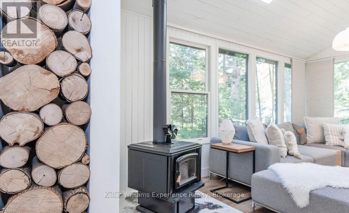 1 Sundown Road, Tiny, ON - Indoor Photo Showing Living Room