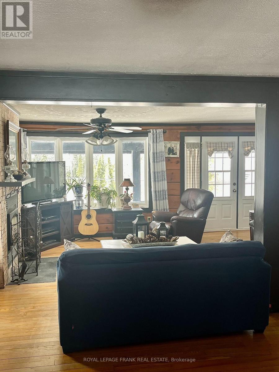 461 Lower Faraday Road, Faraday, ON - Indoor Photo Showing Living Room