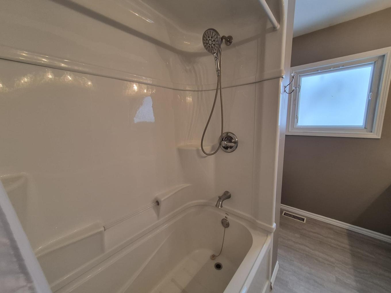 18 Lloyd Irwin Street, Marathon, ON - Indoor Photo Showing Bathroom
