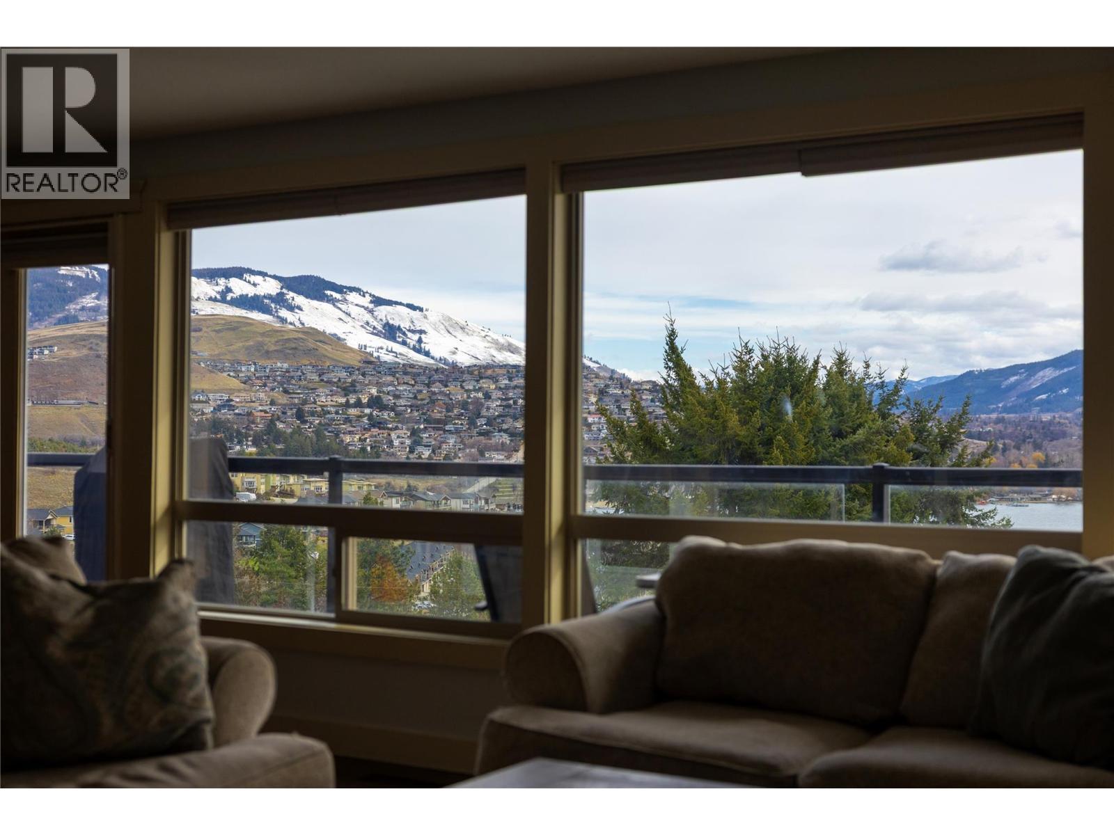 8705 Kalview Drive, Coldstream, BC - Indoor Photo Showing Living Room