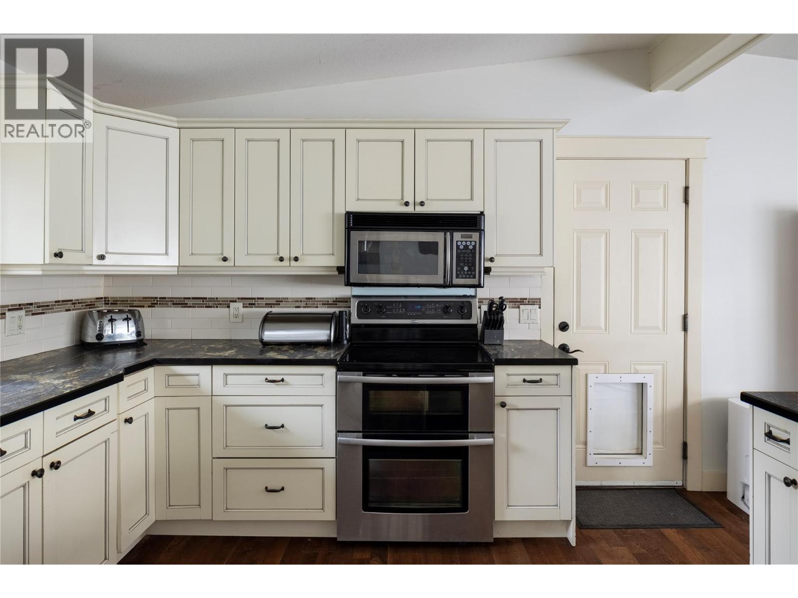 8705 Kalview Drive, Coldstream, BC - Indoor Photo Showing Kitchen