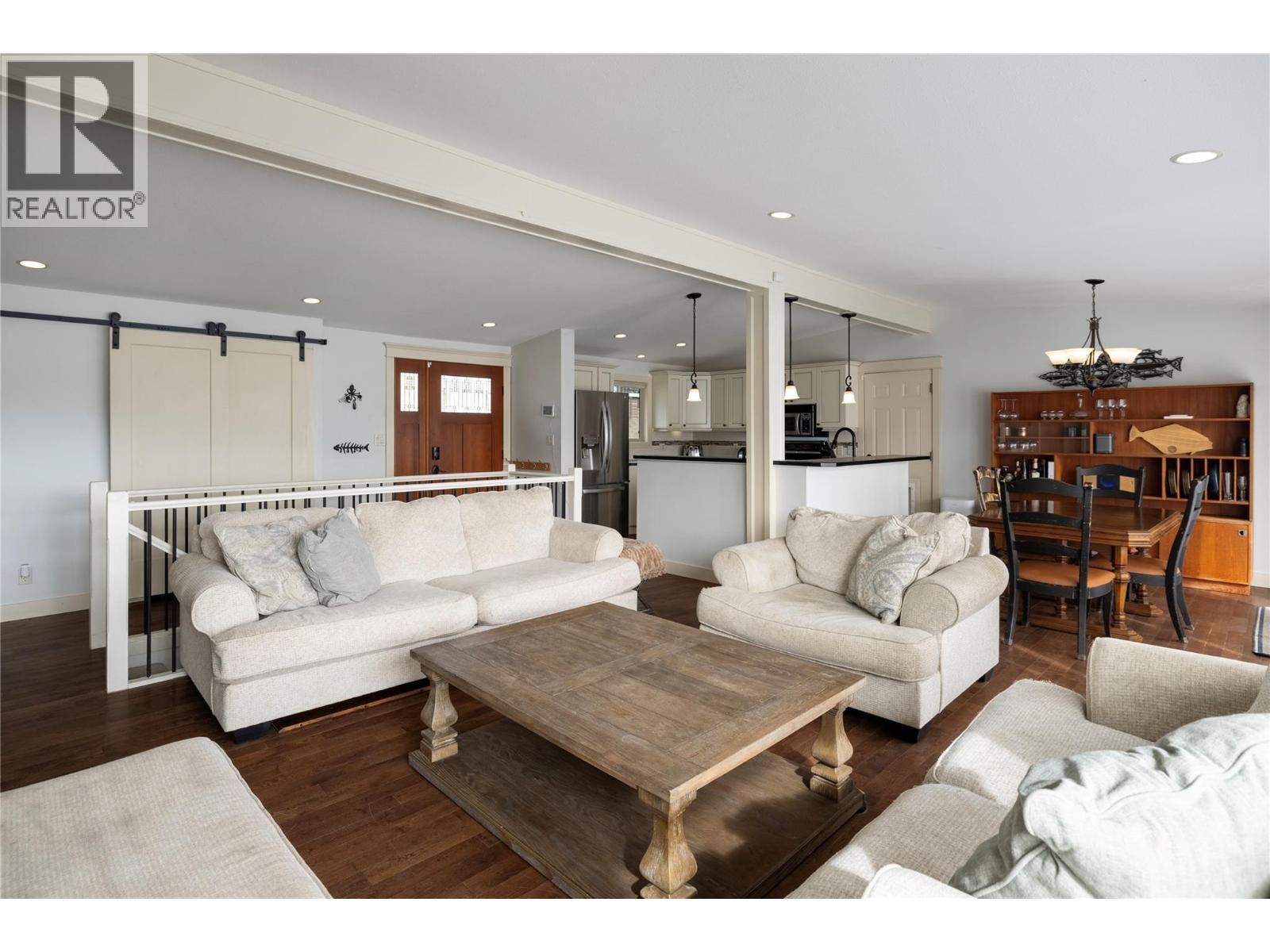 8705 Kalview Drive, Coldstream, BC - Indoor Photo Showing Living Room