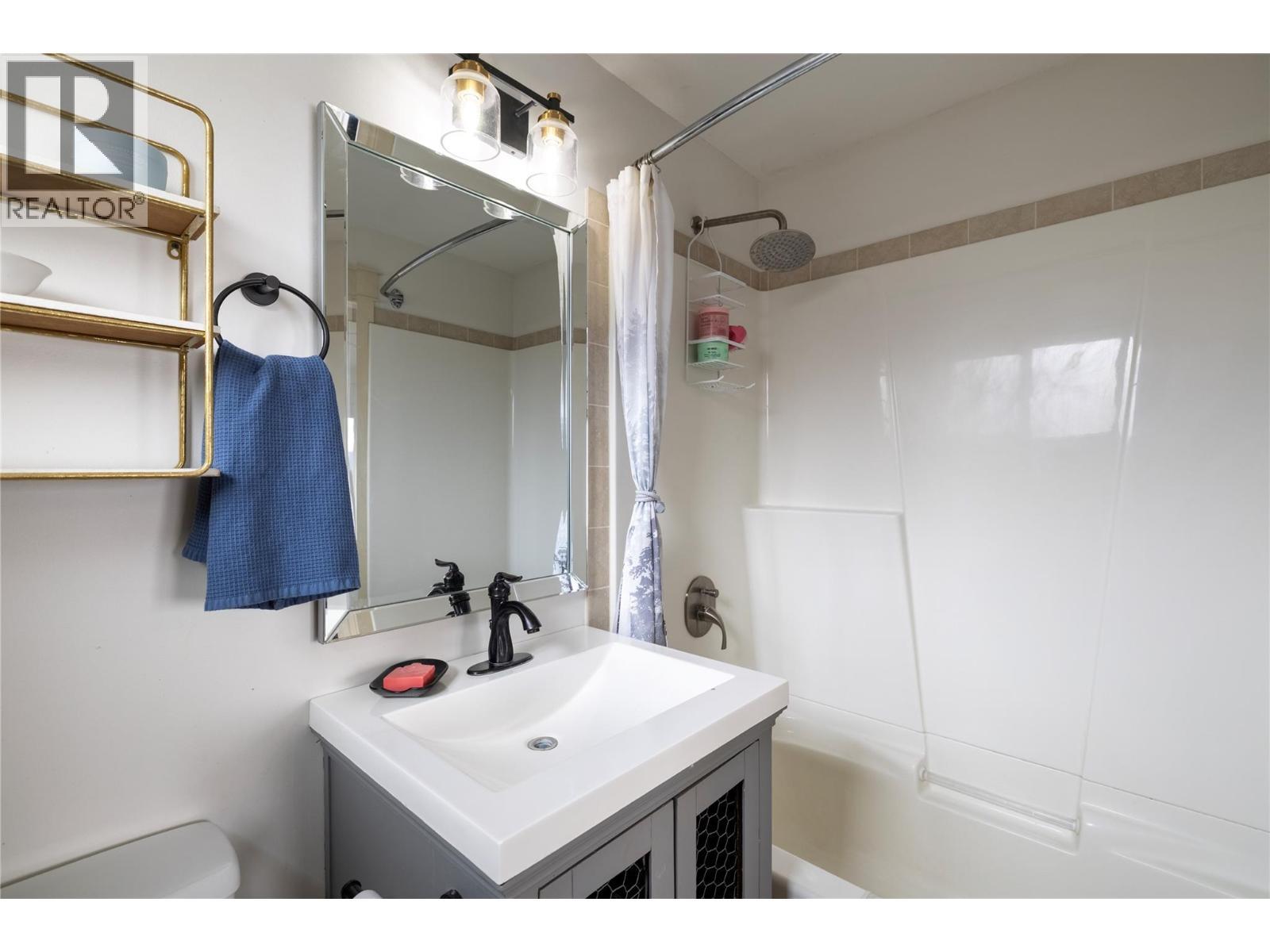 Ensuite - 8705 Kalview Drive, Coldstream, BC - Indoor Photo Showing Bathroom