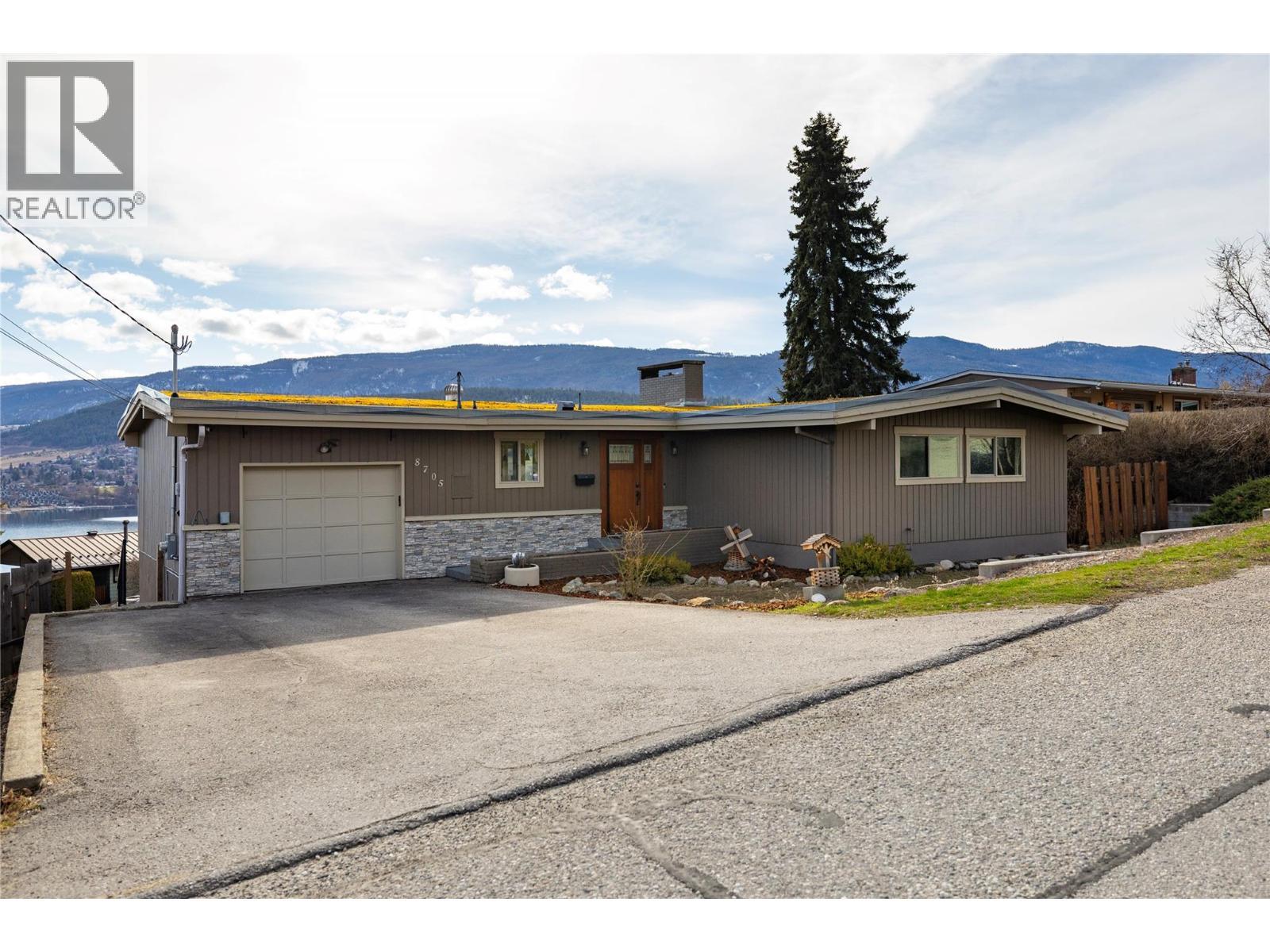 8705 Kalview Drive, Coldstream, BC - Outdoor