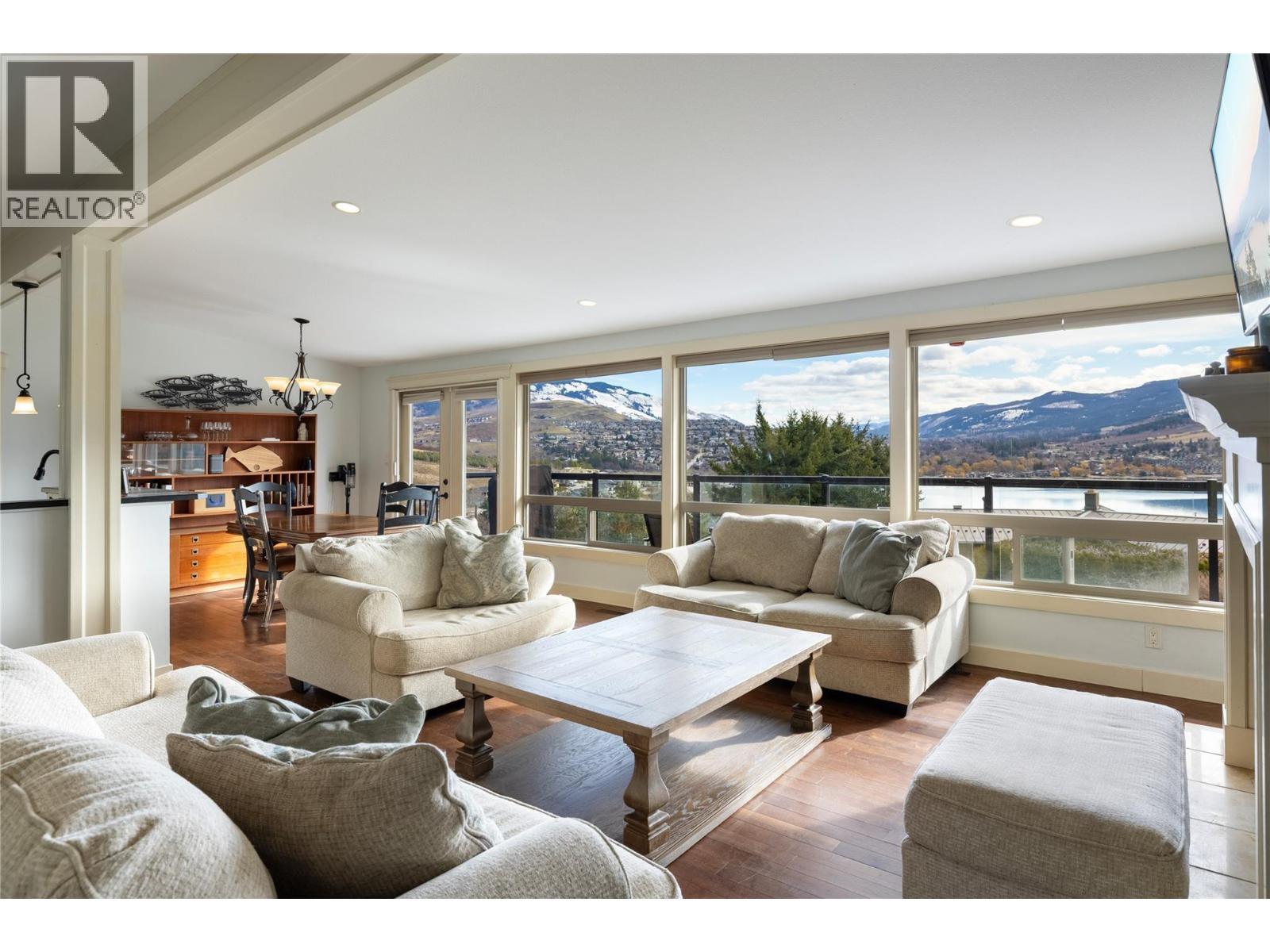 8705 Kalview Drive, Coldstream, BC - Indoor Photo Showing Living Room