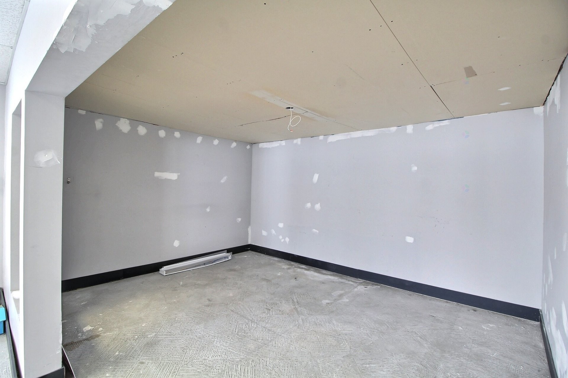 Bureau - 180 Av. Perrault, Val-D'Or, QC - Indoor Photo Showing Garage