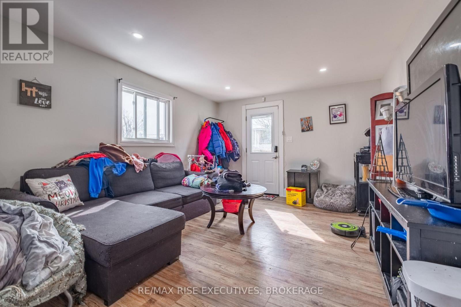 695 Victoria Street, Kingston (East Of Sir John A. Blvd), ON - Indoor Photo Showing Living Room