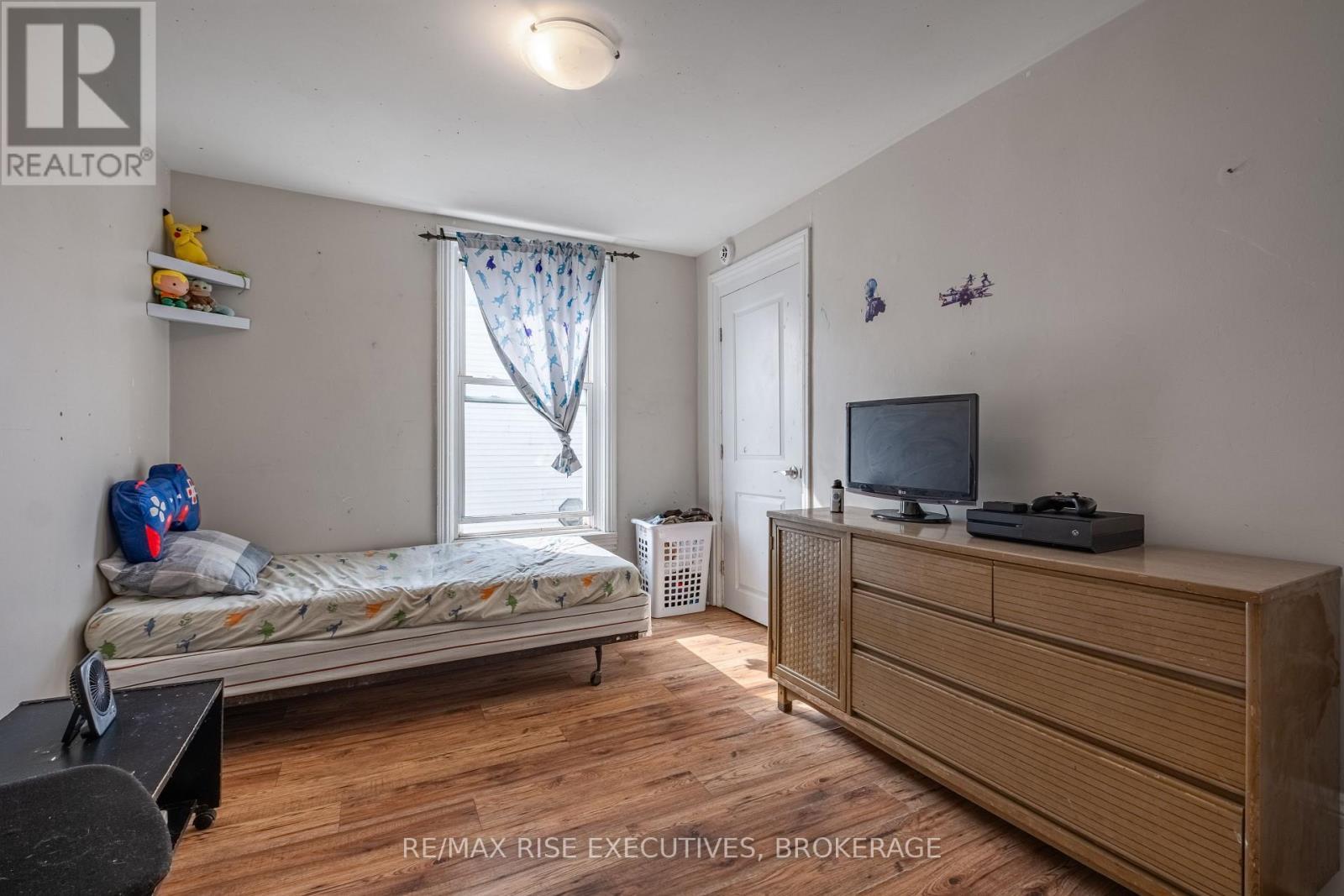 695 Victoria Street, Kingston (East Of Sir John A. Blvd), ON - Indoor Photo Showing Bedroom
