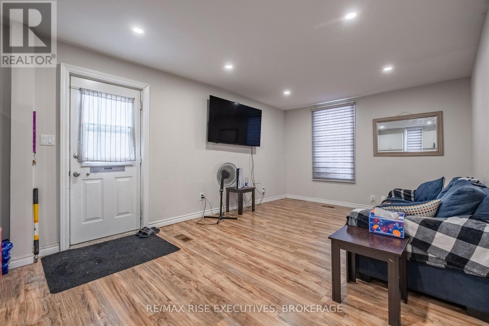 695 Victoria Street, Kingston (East Of Sir John A. Blvd), ON - Indoor Photo Showing Other Room