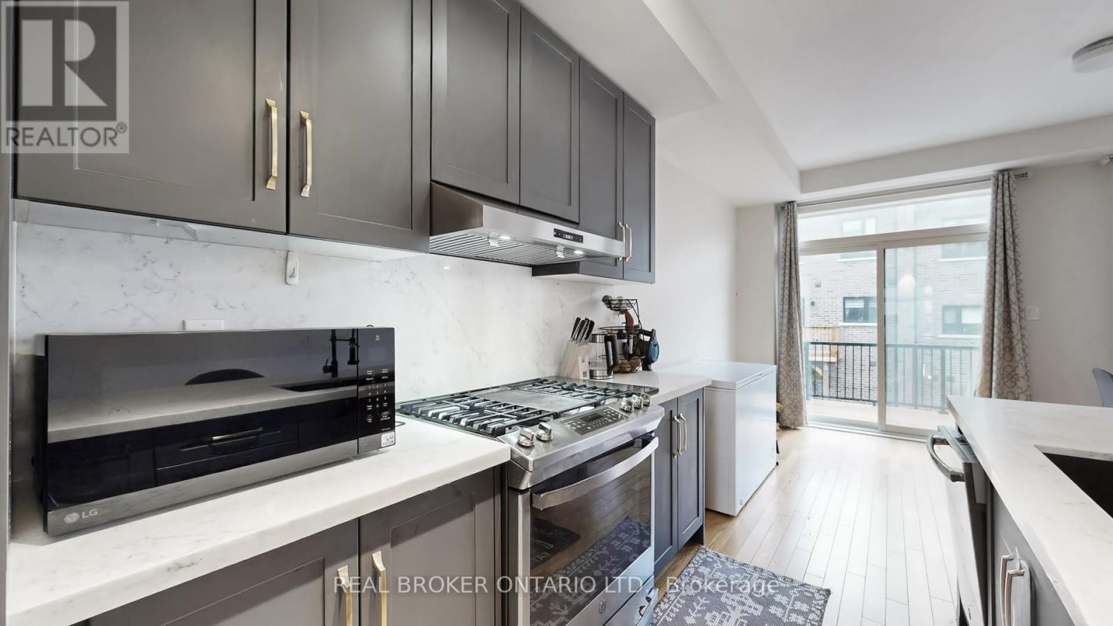 2508 Castlegate Crossing, Pickering, ON - Indoor Photo Showing Kitchen With Upgraded Kitchen