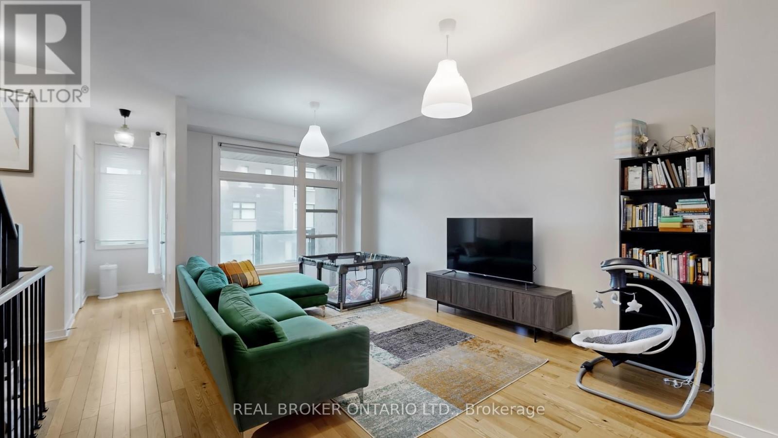 2508 Castlegate Crossing, Pickering, ON - Indoor Photo Showing Living Room