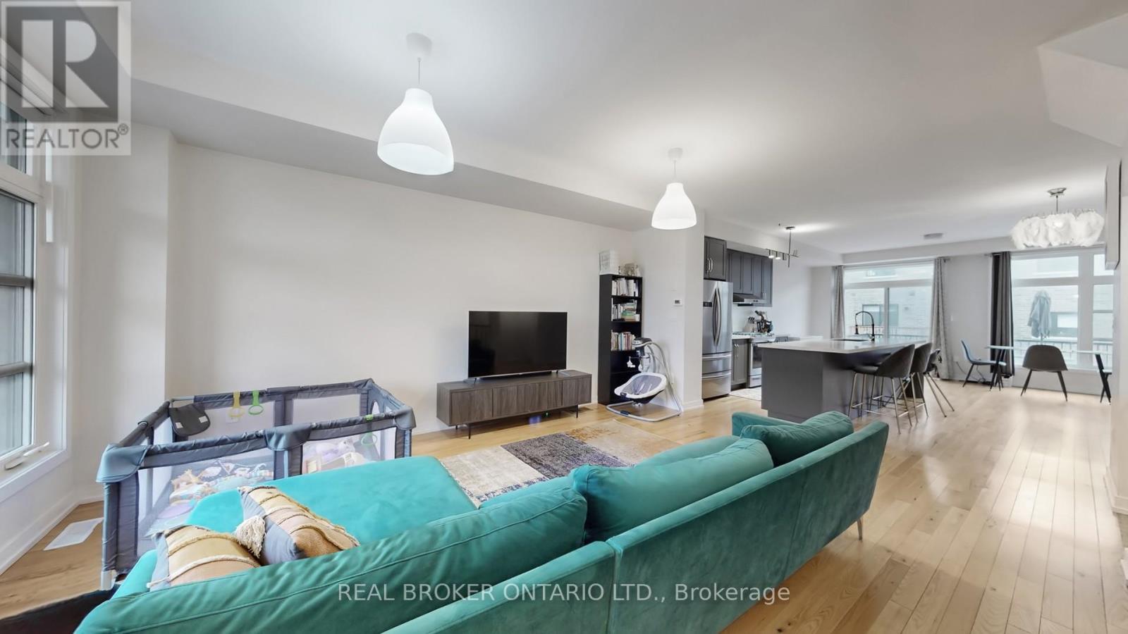 2508 Castlegate Crossing, Pickering, ON - Indoor Photo Showing Living Room