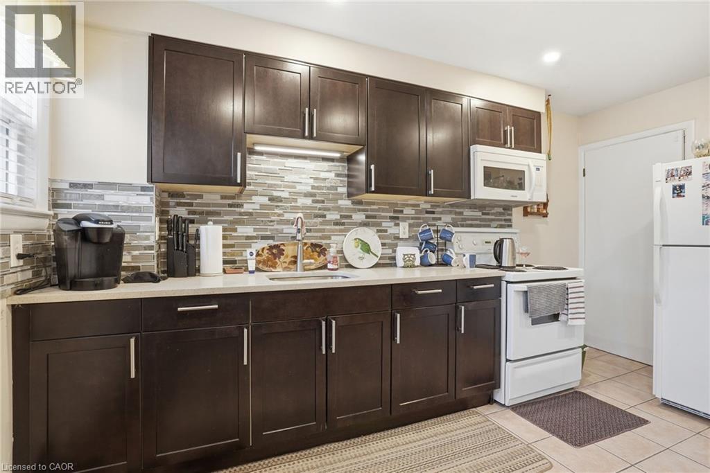 424 East 42Nd Street, Hamilton, ON - Indoor Photo Showing Kitchen
