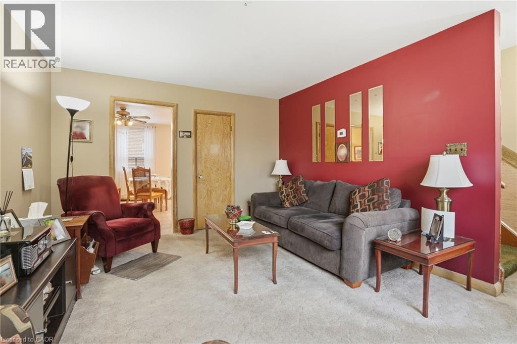424 East 42Nd Street, Hamilton, ON - Indoor Photo Showing Living Room