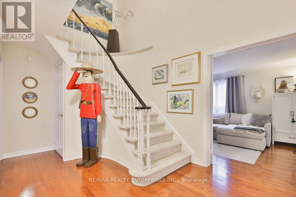 Open To Above, Cathedral Ceilings - 431 Naomi Crescent, Mississauga, ON - Indoor Photo Showing Other Room