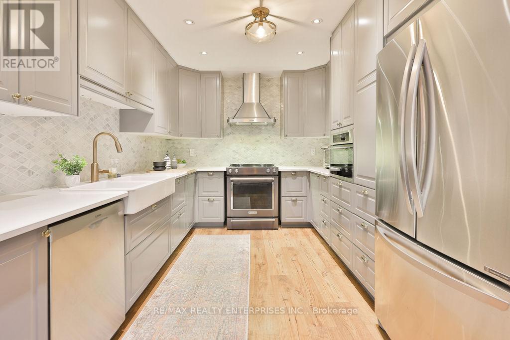 Remodelled Eat-In Kitchen (2019), Pot Lighting - 431 Naomi Crescent, Mississauga, ON - Indoor Photo Showing Kitchen With Upgraded Kitchen