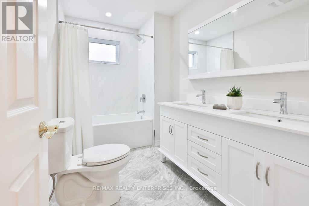 5 Pc Upper Main Bath (Renovated 2023) - 431 Naomi Crescent, Mississauga, ON - Indoor Photo Showing Bathroom