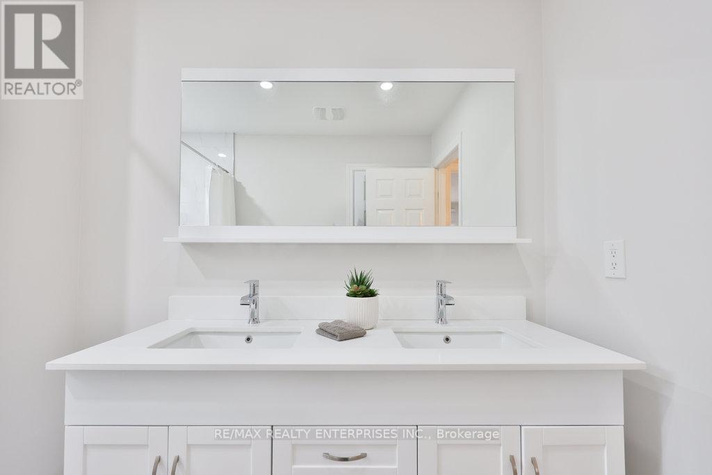 431 Naomi Crescent, Mississauga, ON - Indoor Photo Showing Bathroom