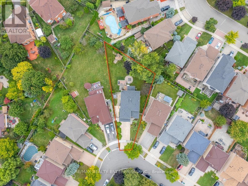 Pie-Shaped Lot (Pies To Approx. 190' Deep) - 431 Naomi Crescent, Mississauga, ON - With View