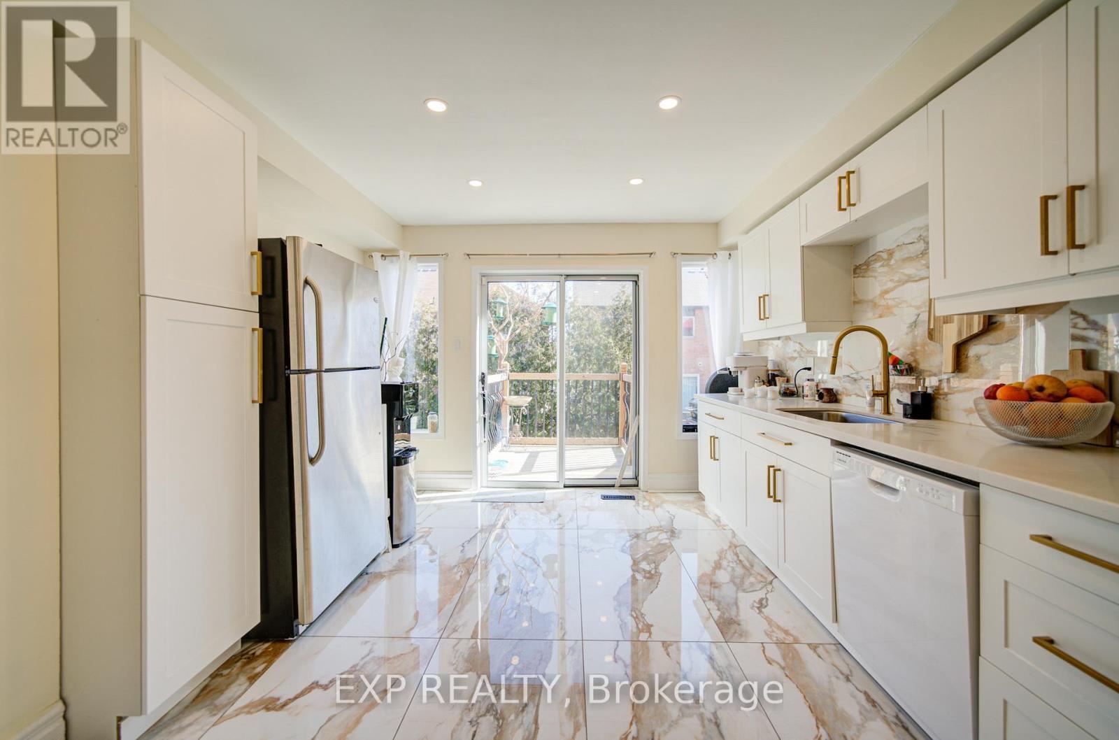 3824 Allcroft Road, Mississauga, ON - Indoor Photo Showing Kitchen With Double Sink