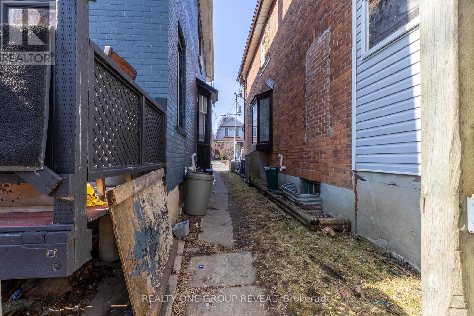 277 Jarvis Street, Oshawa, ON - Outdoor