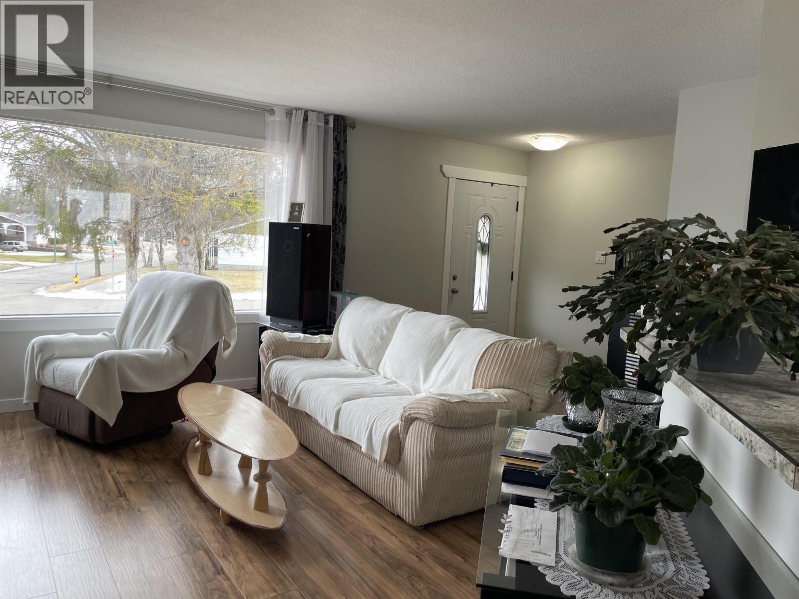 2498 Devonshire Crescent, Prince George, BC - Indoor Photo Showing Living Room