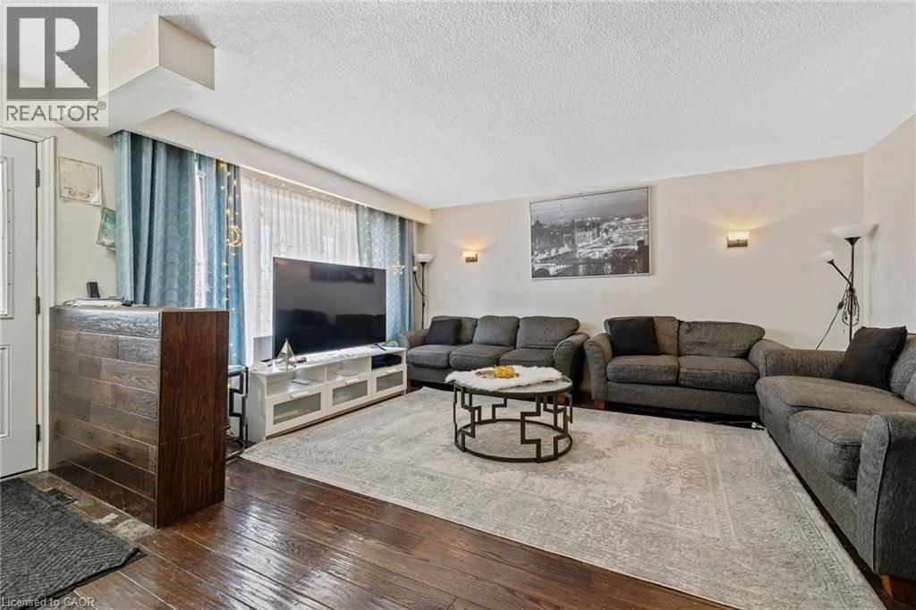 490 Queen Victoria Drive, Hamilton, ON - Indoor Photo Showing Living Room