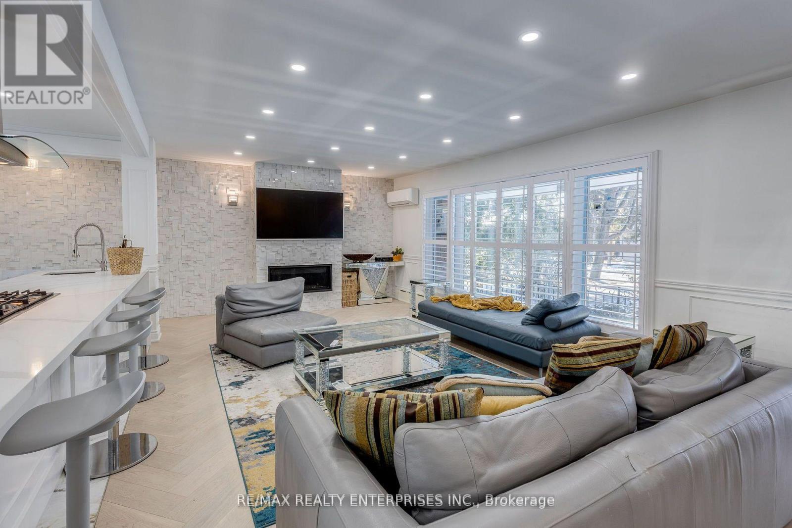 2037 Lynchmere Avenue, Mississauga, ON - Indoor Photo Showing Living Room With Fireplace