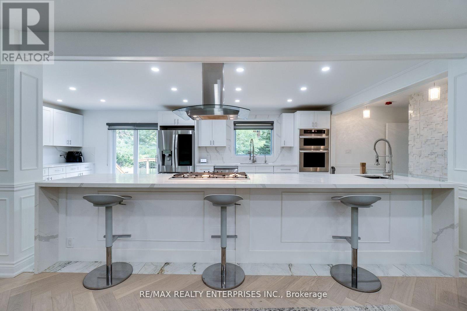 2037 Lynchmere Avenue, Mississauga, ON - Indoor Photo Showing Kitchen With Upgraded Kitchen