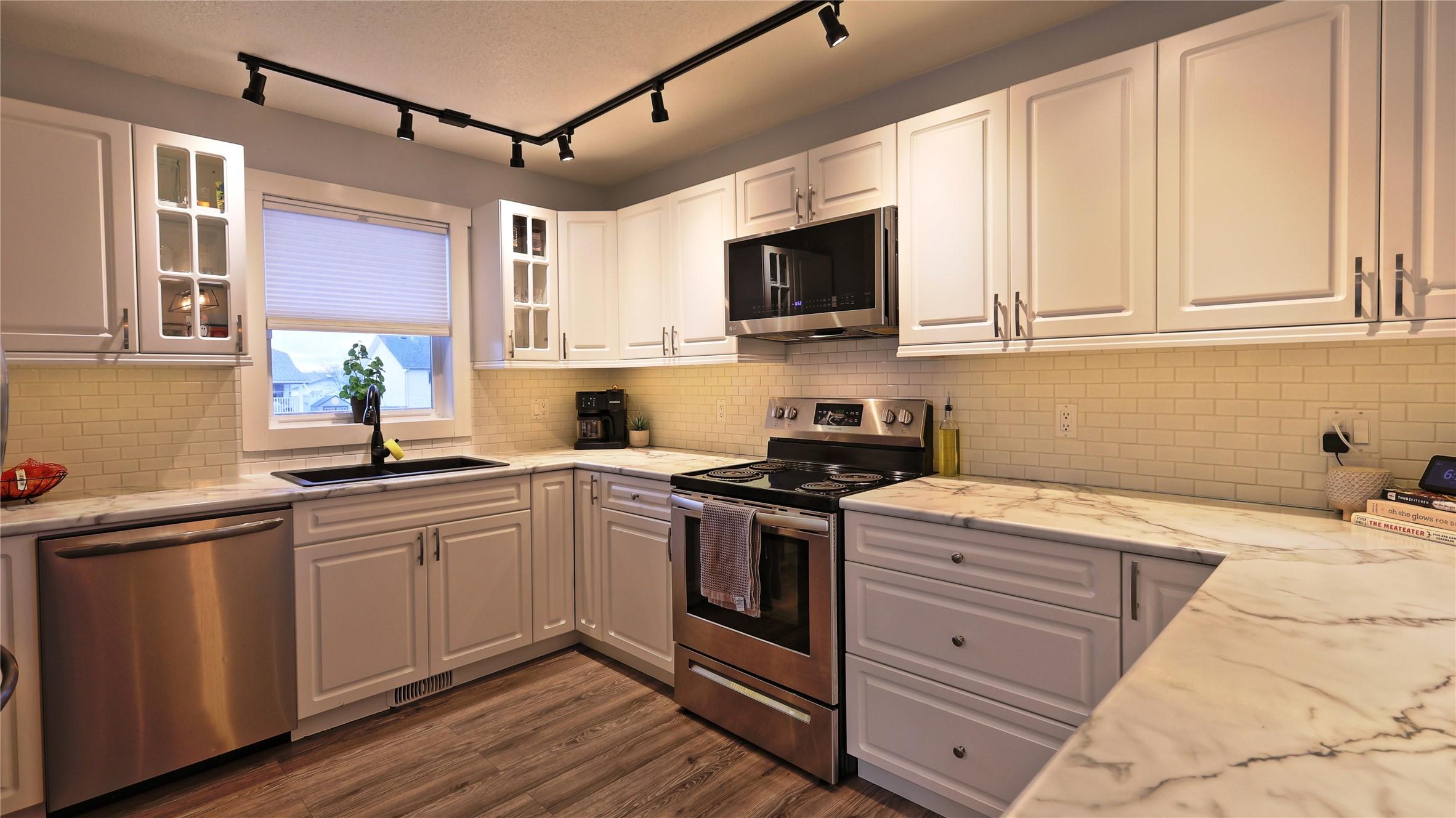 208 8Th Street, Cranbrook, BC - Indoor Photo Showing Kitchen With Upgraded Kitchen