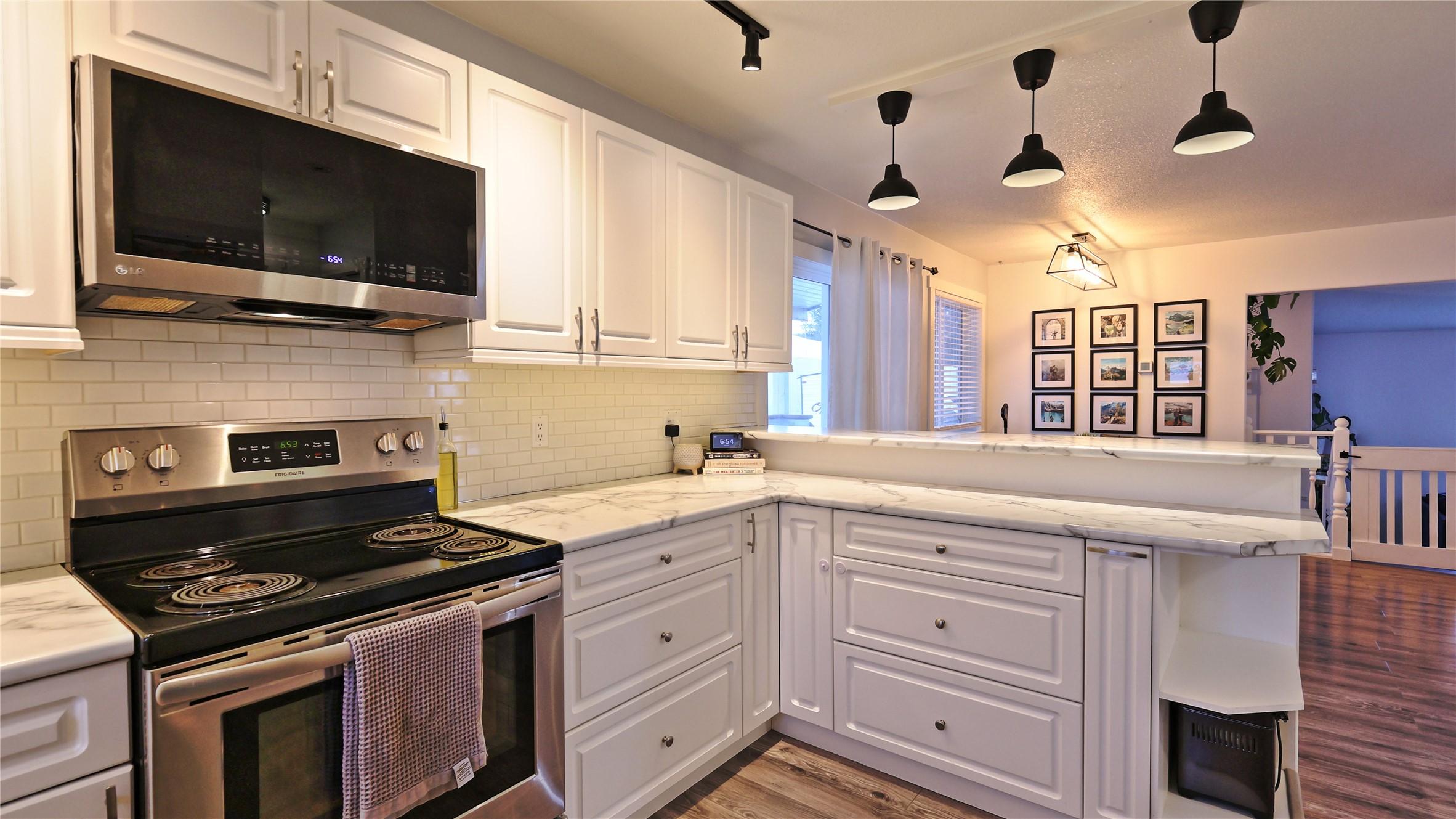 208 8Th Street, Cranbrook, BC - Indoor Photo Showing Kitchen