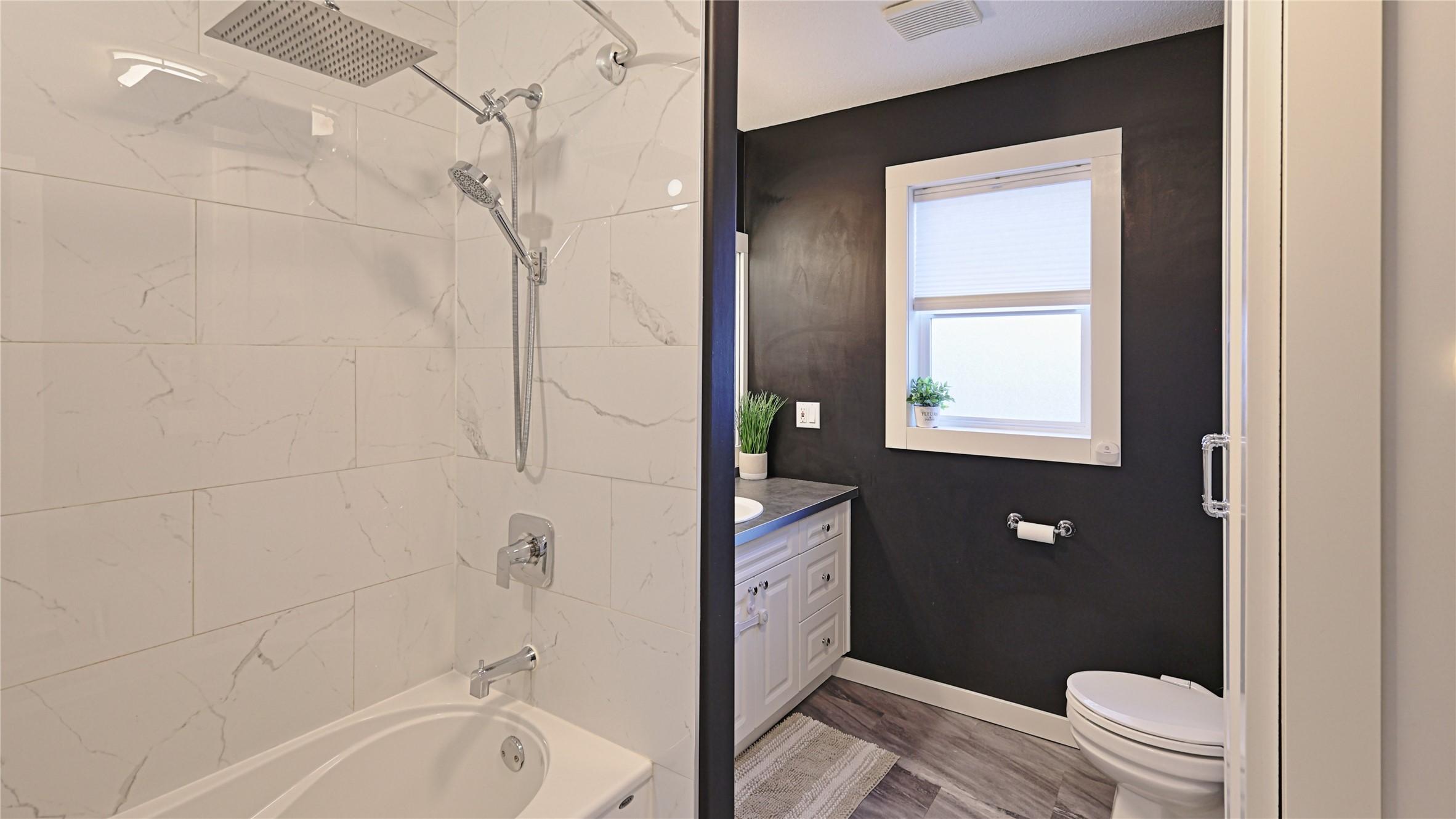 208 8Th Street, Cranbrook, BC - Indoor Photo Showing Bathroom