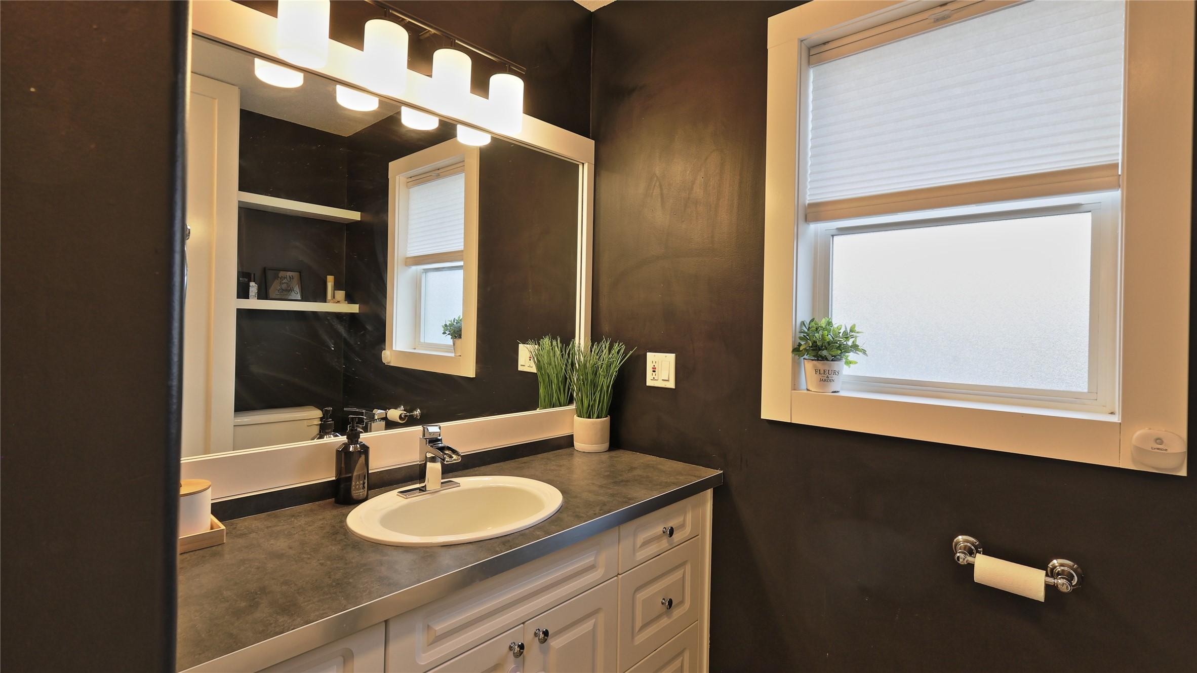 208 8Th Street, Cranbrook, BC - Indoor Photo Showing Bathroom