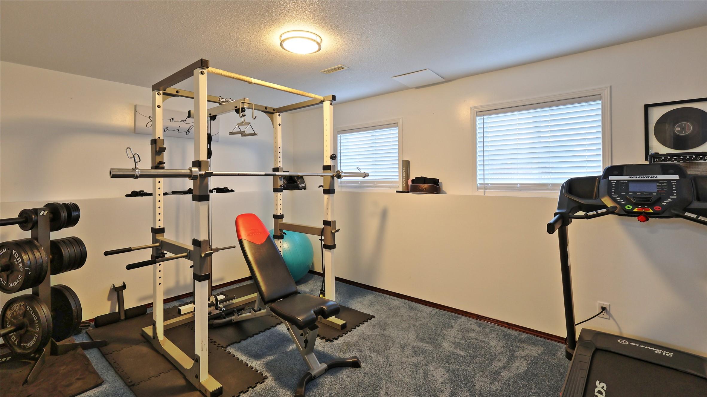 208 8Th Street, Cranbrook, BC - Indoor Photo Showing Gym Room
